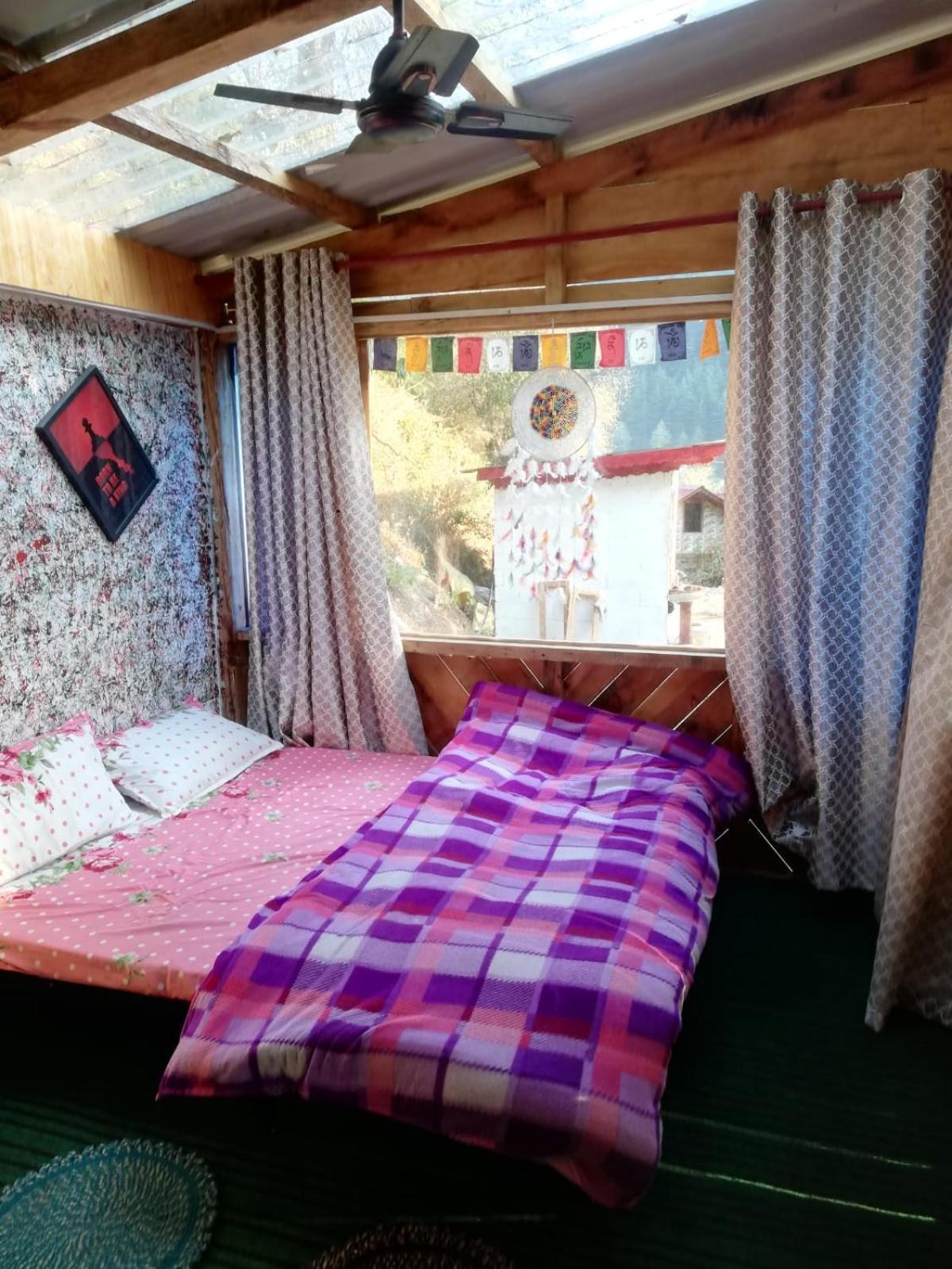 Shanti People Huts & Camp كاسول الغرفة الصورة